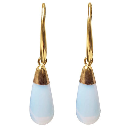 Licht blauwe edelsten oorbellen met opaal vooraanzicht | Long Gold Dip Sea Opal