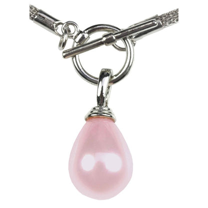 Detail van roze parelketting met parelhanger en zilver edelstaal | Mora