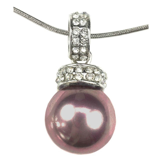 Detail van mother of pearl parelketting met taupe kleurige parel en stras steentjes | Pelanie