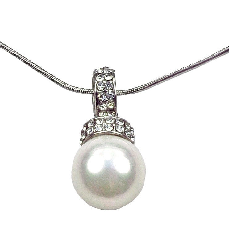 Detail van witte mother of pearl parelketting met stras steentjes | Willanie