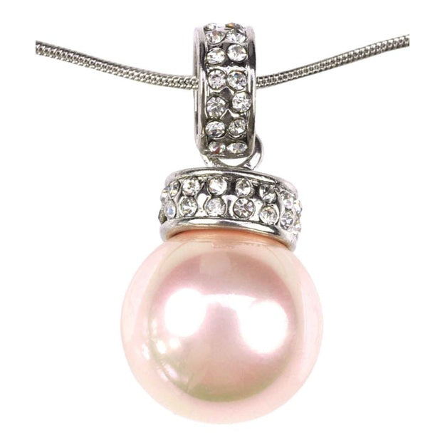 Detail van mother of pearl parelketting met zalm kleurige parel en stras steentjes | Zalamie