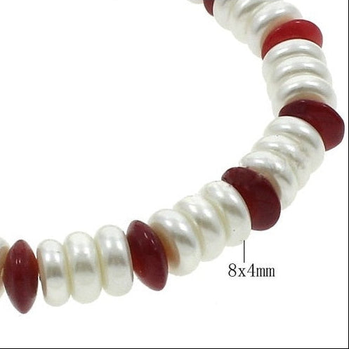 Detail van parel armband met witte coin parels en rood koraal met maatindicatie | Elastisch | Coral Coin Pearl
