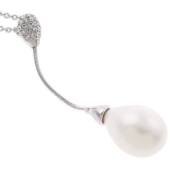 Detail van witte mother of pearl parelketting met stras steentjes | White Dangling Pearl
