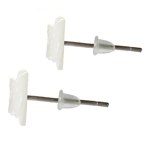 Witte parelmoeren oorknoppen in bloem vorm met sterling zilver zijaanzicht | White Shell Flower 10 mm