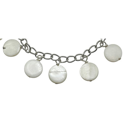 Detail van wit parelmoeren bedelarmband | Shell Round White