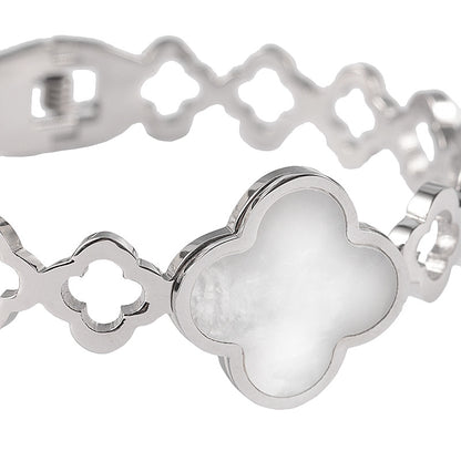 Detail van wit parelmoeren armband met zilver edelstaal | White Shell Flowers
