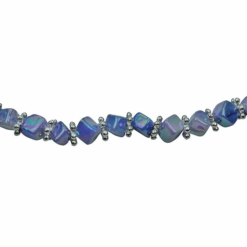 Detail van blauw parelmoeren ketting | Shell Cube AB Blue