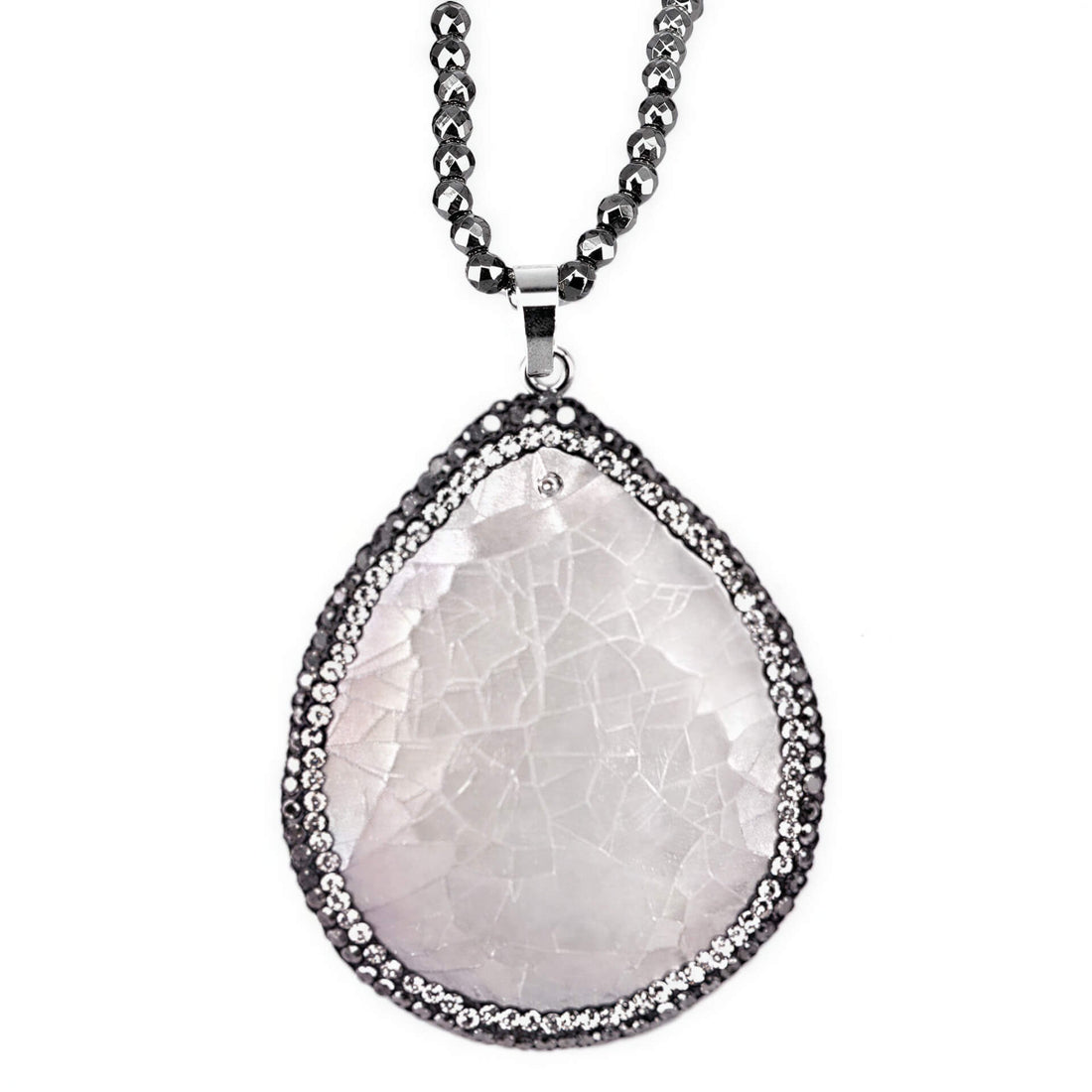 Detail van lange wit parelmoeren ketting met hematiet en stras steentjes | Bright White Shell Crackle