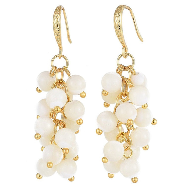 Witte parelmoeren oorbellen met wit parelmoer in een trosje met goud | Ashja
