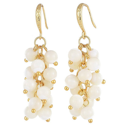 Witte parelmoeren oorbellen met wit parelmoer in een trosje met goud | Ashja