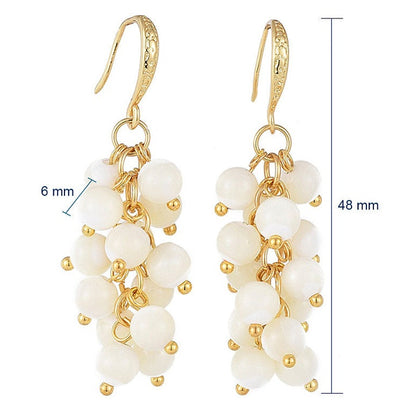 Witte parelmoeren oorbellen met wit parelmoer in een trosje met goud met maatindicatie | Ashja