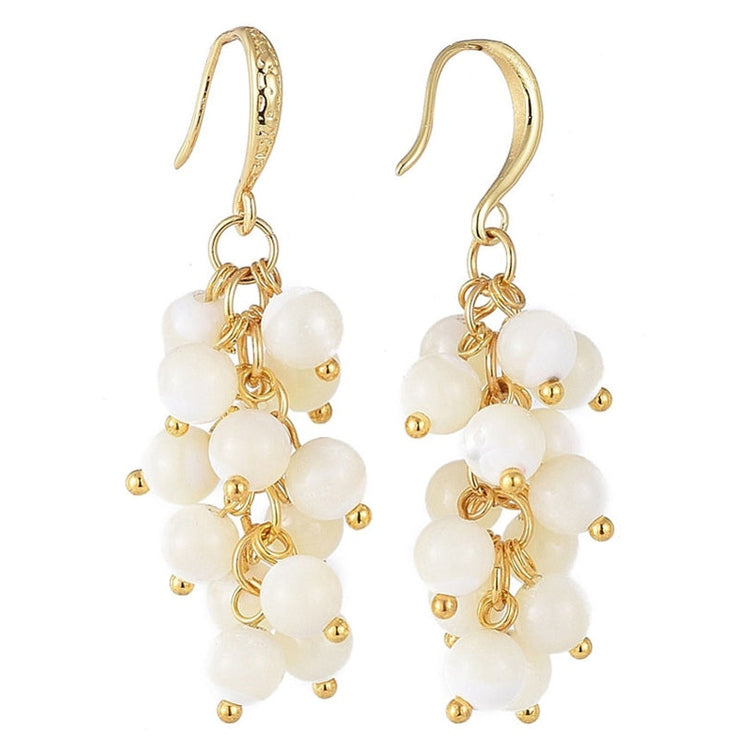 Witte parelmoeren oorbellen met wit parelmoer in een trosje met goud voor en achterzijde | Ashja