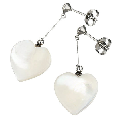 Witte parelmoeren oorbellen met wit parelmoer hartje, stras steen en zilver edelstaal liggend | Bling Long White Shell Heart