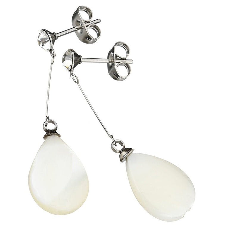 Witte parelmoeren oorbellen met wit schijfje parelmoer, stras steen en zilver edelstaal liggend | Bling Long White Shell