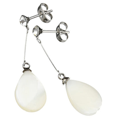 Witte parelmoeren oorbellen met wit schijfje parelmoer, stras steen en zilver edelstaal liggend | Bling Long White Shell