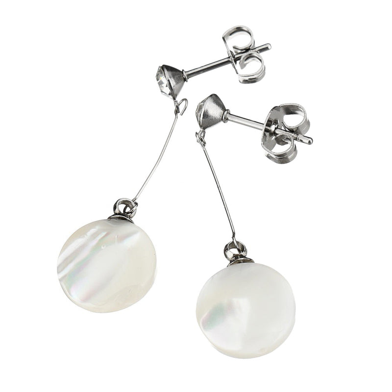 Witte parelmoeren oorbellen met rond wit schijfje parelmoer, stras steen en zilver edelstaal liggend | Bling Long White Shell Round