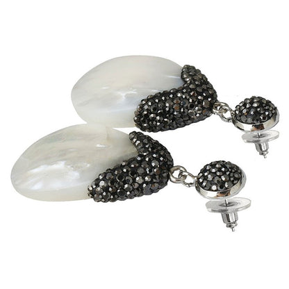 Grote witte parelmoeren oorbellen met stras steentjes liggend | Bright Shell White