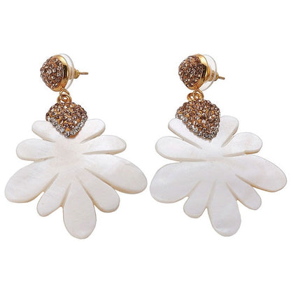 Grote witte parelmoeren bloem oorbellen met stras steentjes in goud kleur | Bright Sunny Flower