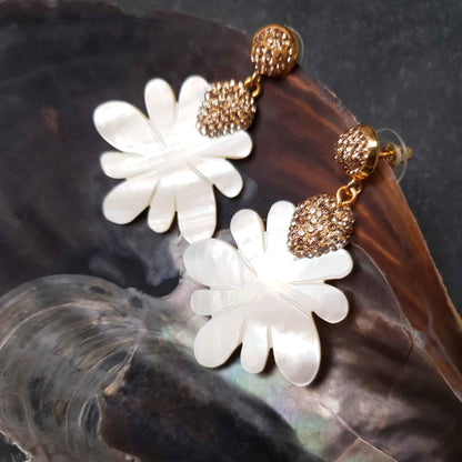 Grote witte parelmoeren bloem oorbellen met stras steentjes in goud kleur hangend in schelp zijaanzicht | Bright Sunny Flower