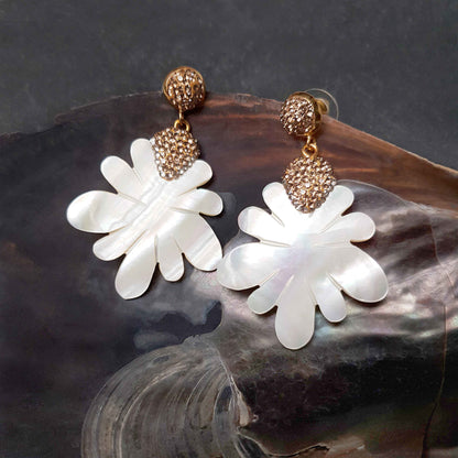 Grote witte parelmoeren bloem oorbellen met stras steentjes in goud kleur hangend in schelp | Bright Sunny Flower