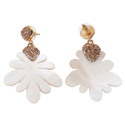 Grote witte parelmoeren bloem oorbellen met stras steentjes in goud kleur voor en achterzijde | Bright Sunny Flower