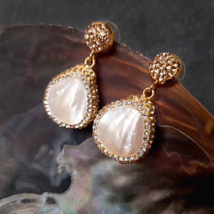 Grote witte parelmoeren oorbellen met stras steentjes in goud kleur hangend in schelp | Bright Sunny Shell