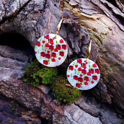 Parelmoeren oorbellen met wit parelmoer en goud kleurig edelstaal liggend op hout | Gold Shell Poppies