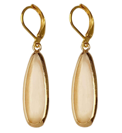 Beige parelmoeren oorbellen met goud kleurig edelstaal | Oblong Drop Beige