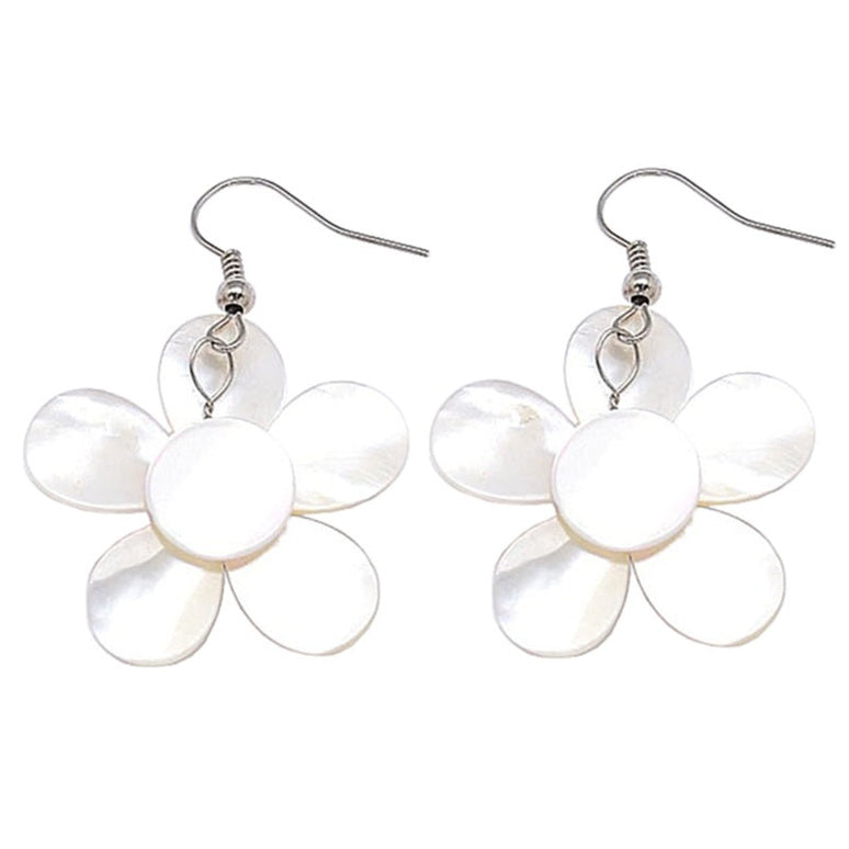 Parelmoeren oorbellen met wit parelmoer in de vorm van een bloem en zilver edelstaal achterzijde | White Shell Flower Red Stone