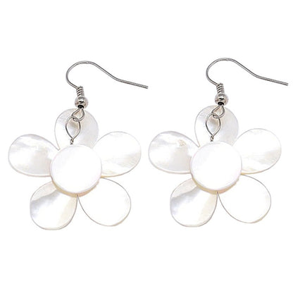 Parelmoeren oorbellen met wit parelmoer in de vorm van een bloem en zilver edelstaal achterzijde | White Shell Flower Red Stone