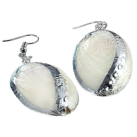 Witte parelmoeren schelpen oorbellen met zilver edelstaal liggend | White Shell Silver