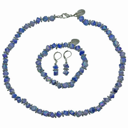 Hemels blauwe parelmoeren set bestaande uit parelmoeren ketting, armband en oorbellen | set Shell Cube AB Blue