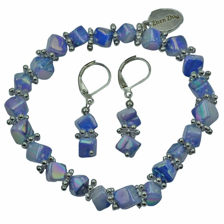 Hemels blauw gekleurde parelmoeren set bestaande uit parelmoeren armband en oorbellen | set Shell Cube AB Blue
