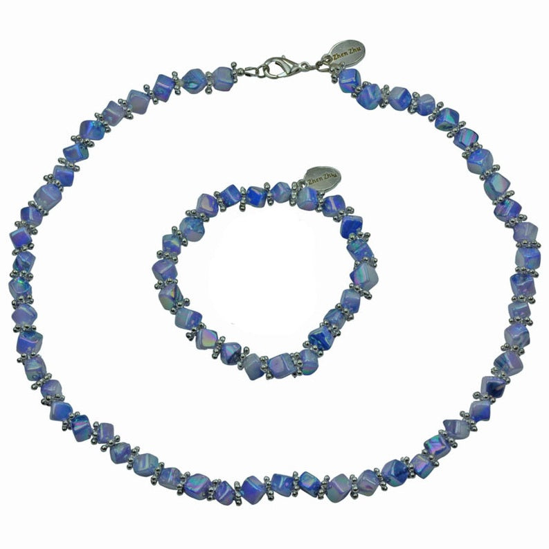 Hemels blauwe parelmoeren set bestaande uit parelmoeren ketting en armband | set Shell Cube AB Blue