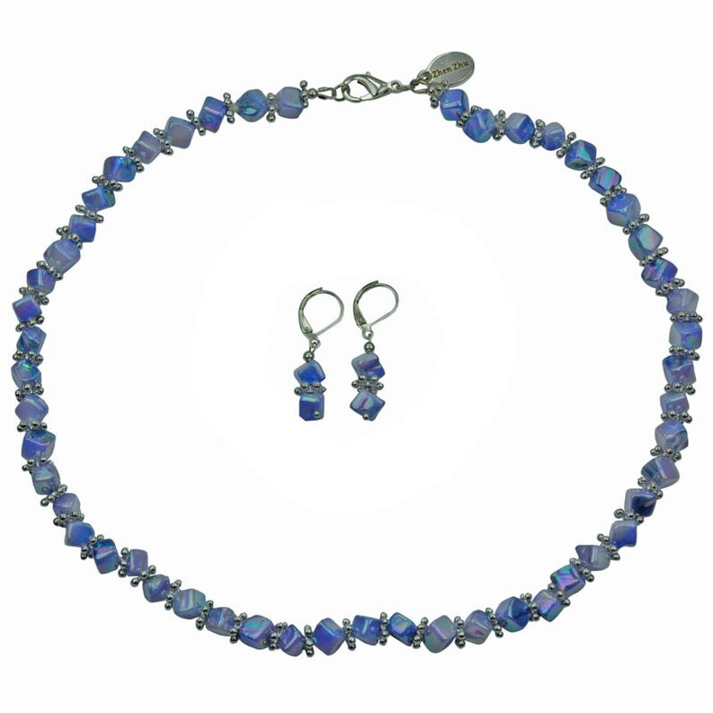 Hemels blauwe parelmoeren set bestaande uit parelmoeren ketting en oorbellen | set Shell Cube AB Blue