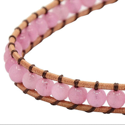 Detail van roze edelstenen armband met rozenkwarts en bruin leer | Wrap Little Rose Quartz