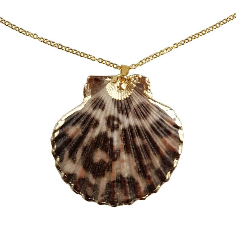 Detail van schelpen ketting en met Shell schelp met panter motief en goud edelstaal | set Gold Sea Shell Panther