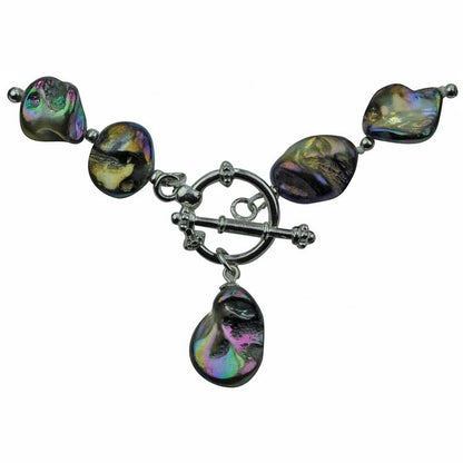 Detail van donker blauw gekleurde parelmoeren schelpen ketting | Shell AB Blue