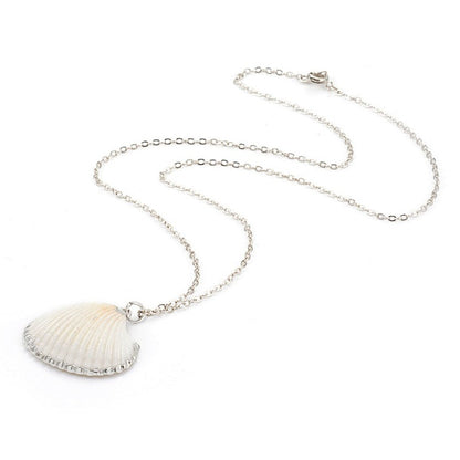 Schelpen ketting met witte schelp hanger liggend | White Cockel Shell Silver