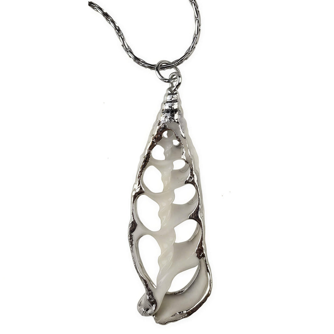 Detail van schelpen ketting met witte schelp hanger en zilver edelstaal | White Trumpet Shell Silver