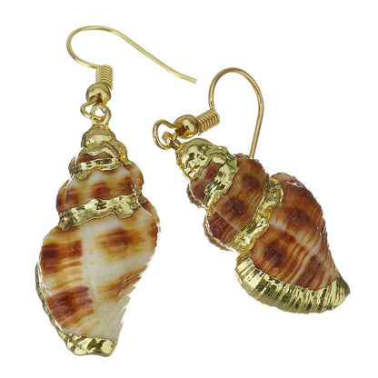 Schelpen oorbellen met witte en bruine schelp en goud edelstaal liggend | Ribbed Seashell Gold