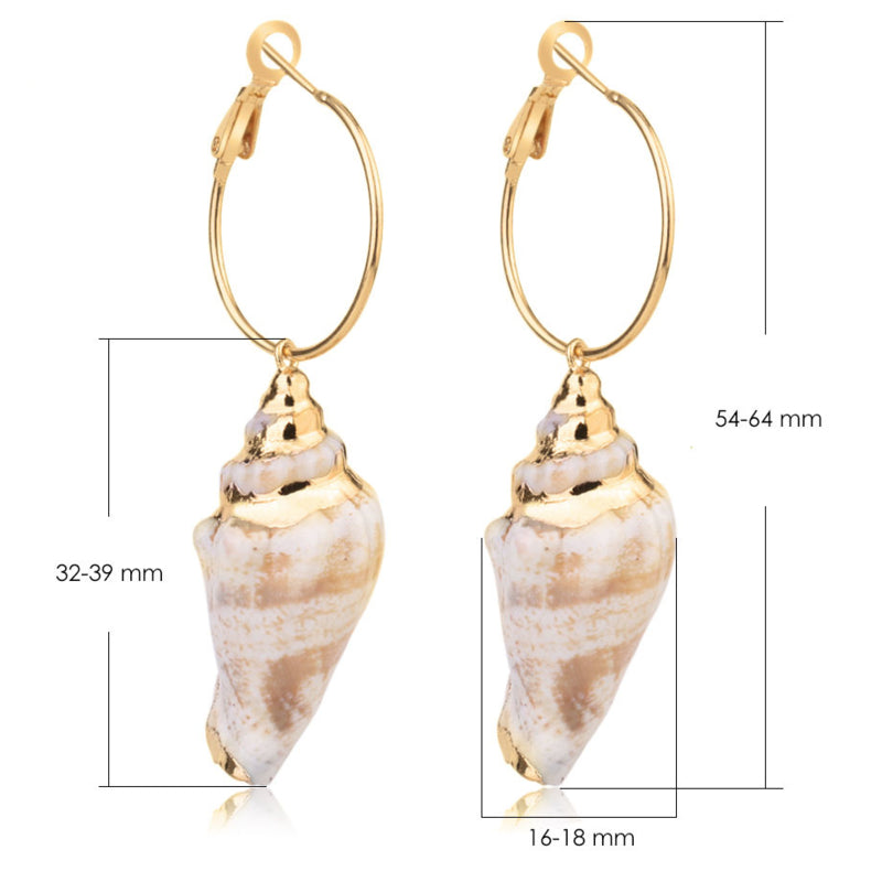 Gouden oorringen met crème kleurige schep schelp met maat indicatie | Big Hope Conche Shell Gold