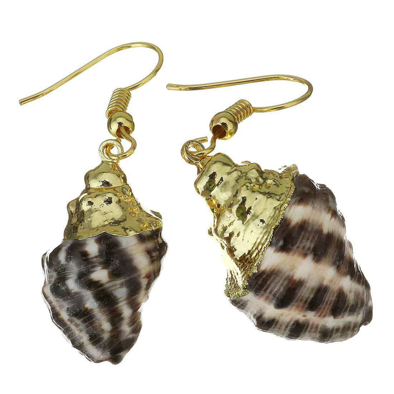 Kleine schelpen oorbellen met beige en bruine schelp met goud edelstaal schuin liggend | Small Trumpet Shell Gold