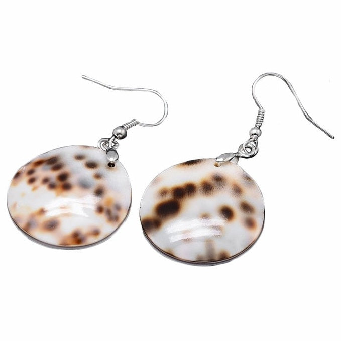 Witte ronde schelpen oorbellen met sterling zilver (925) | Panther Round