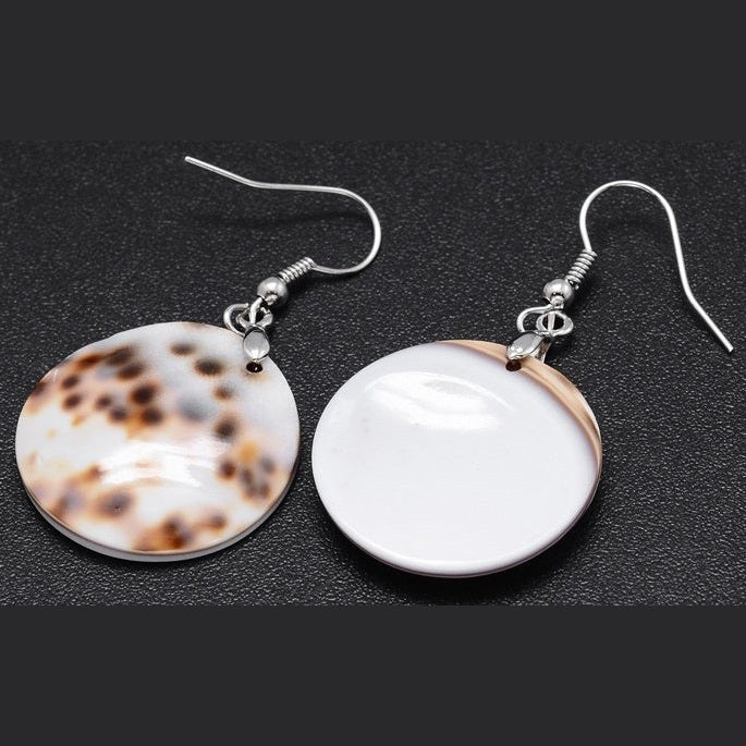 Witte ronde schelpen oorbellen met sterling zilver (925) voor en achterzijde | Panther Round