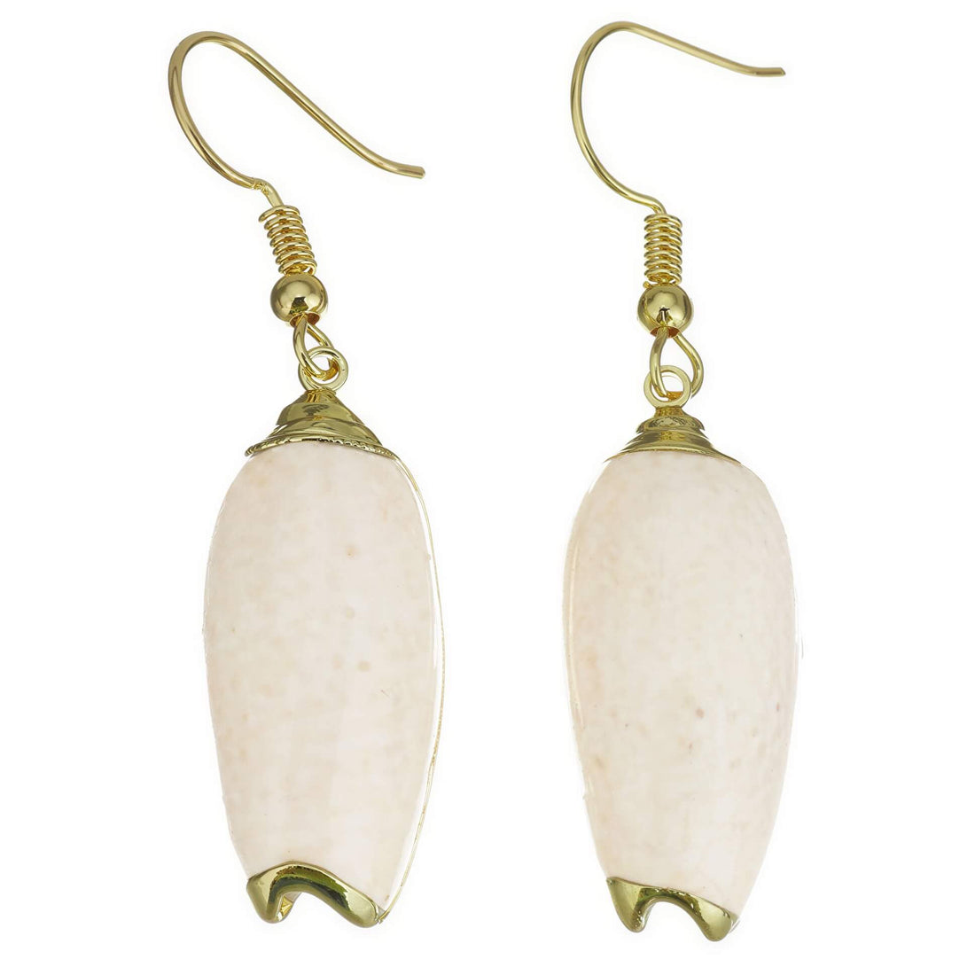 Schelpen oorbellen met beige schelp en goud edelstaal | Pillar Seashell Gold
