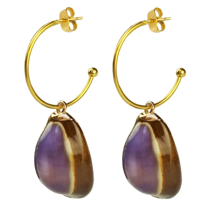 Gouden oorringen met paarse schelpen en goud edelstaal zijaanzicht | Shell Cowrie Purple