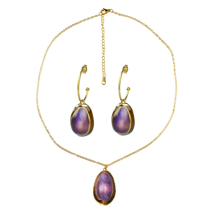 Schelpen sieraden set bestaande uit een schelpen ketting en schelpen oorbellen met paarse schelp en goud edelstaal | set Shell Cowrie Purple