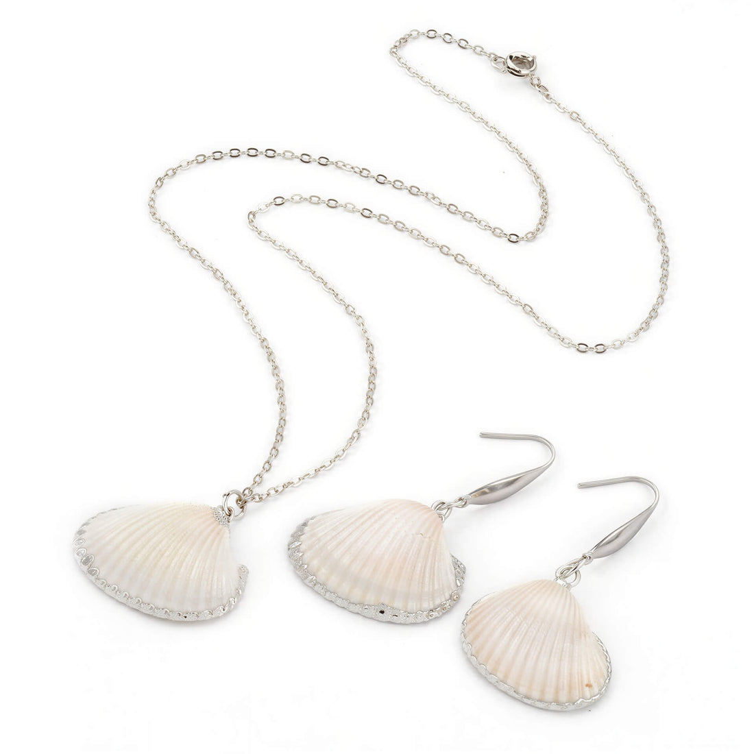 Schelpen sieraden set bestaande uit schelpen ketting en schelpen oorbellen met witte schelp en zilver edelstaal | set White Cockel Shell Silver