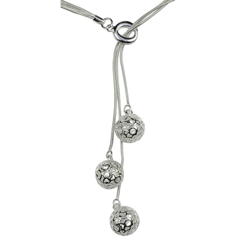 Detail van verzilverde ketting met 3 kettingen met bolletje met hartjes motief | Silver Ball